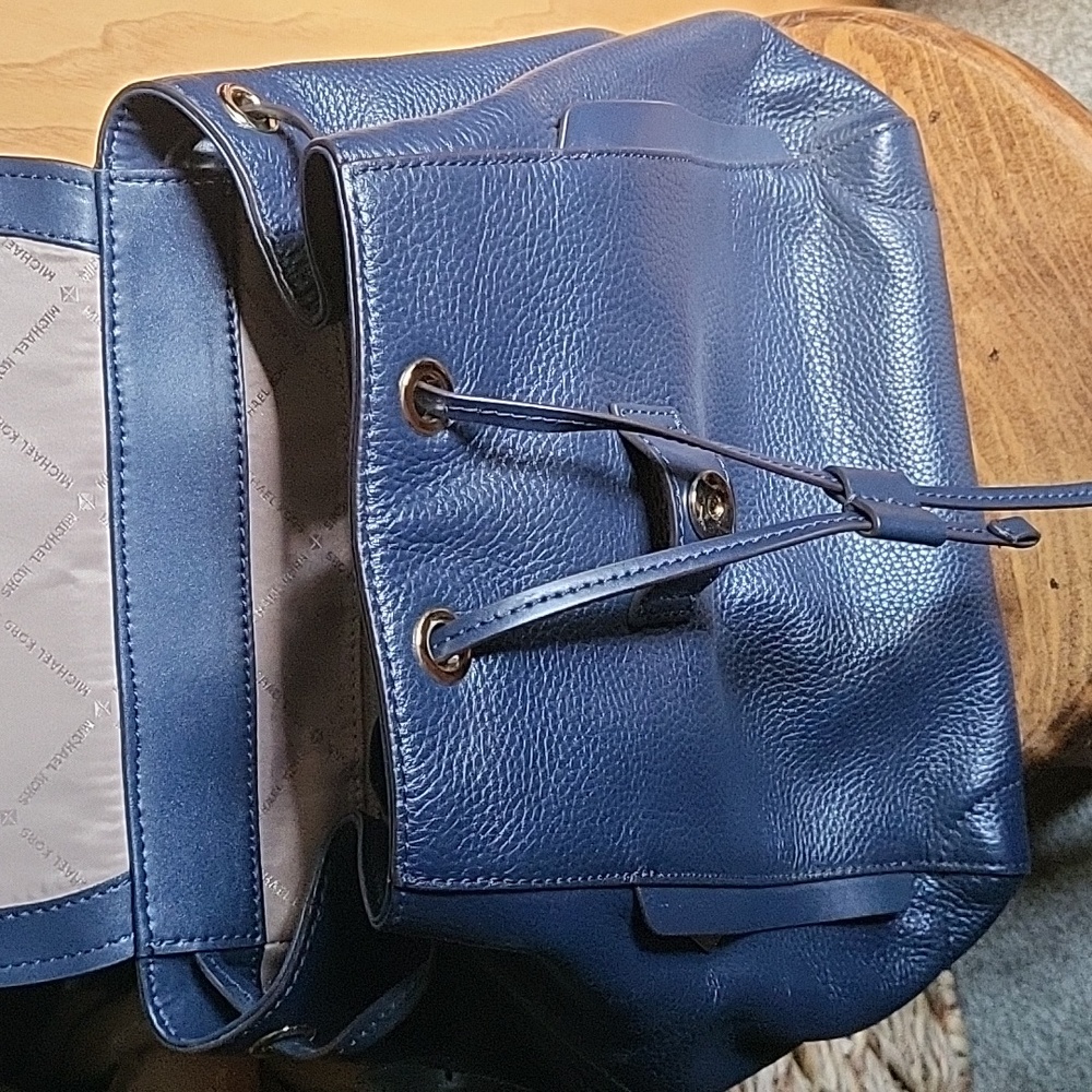 Michael Kors back pack - Picture 3 of 4